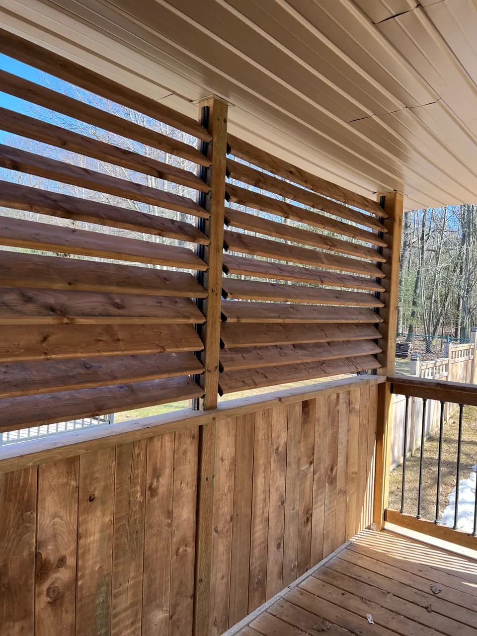 Horizontal cedar slat privacy feature screen